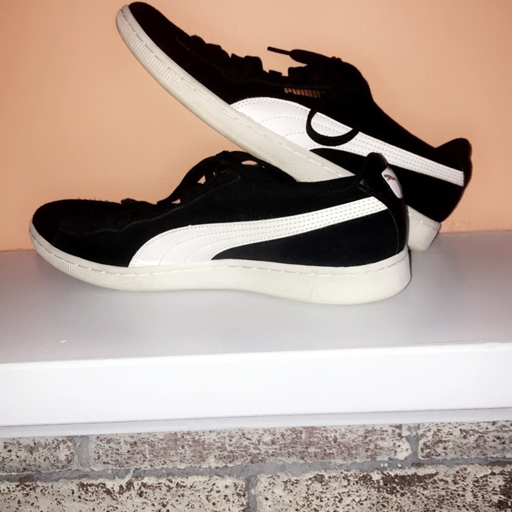 Black and white Suede puma sneakers